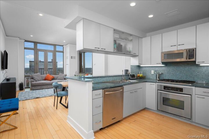 Property Photo:  175 Huguenot Street 2208  NY 10801 