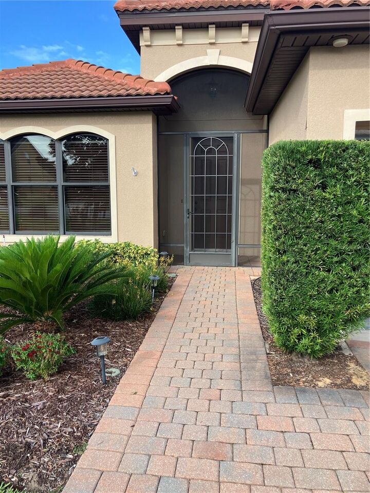 Property Photo:  301 Crestrun Loop  FL 34748 