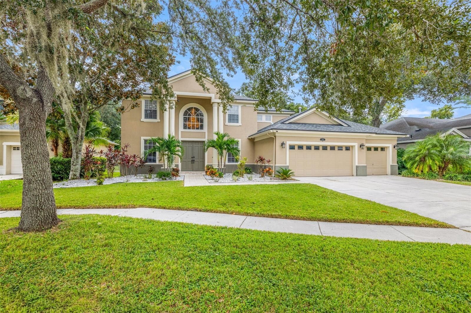 Property Photo: 2218 Climbing Ivy Drive FL 33618