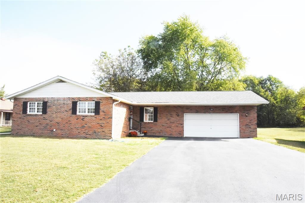 Property Photo: 840 N Union Street IL 62088