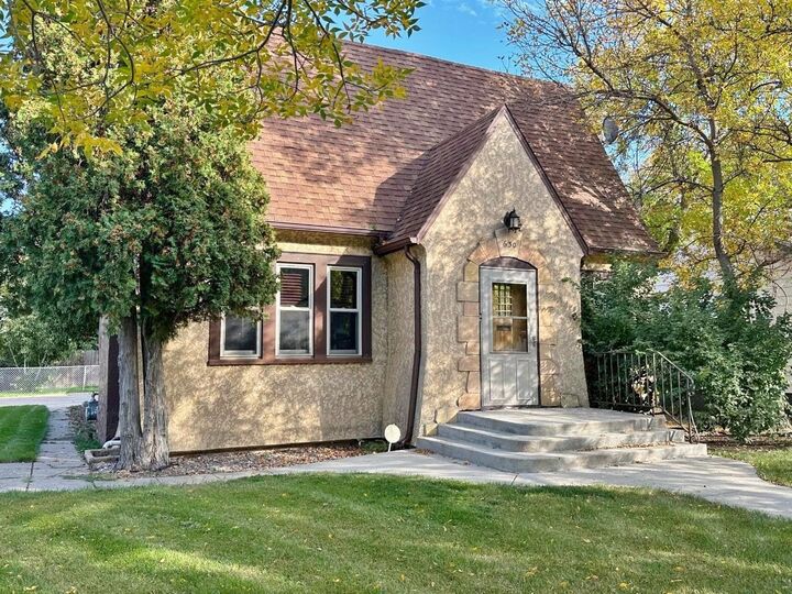 Property Photo:  630 1st St NW  ND 58703-2306 