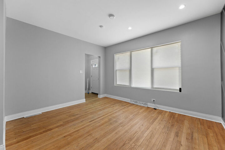 Property Photo:  7628 S Evans Avenue  IL 60619 