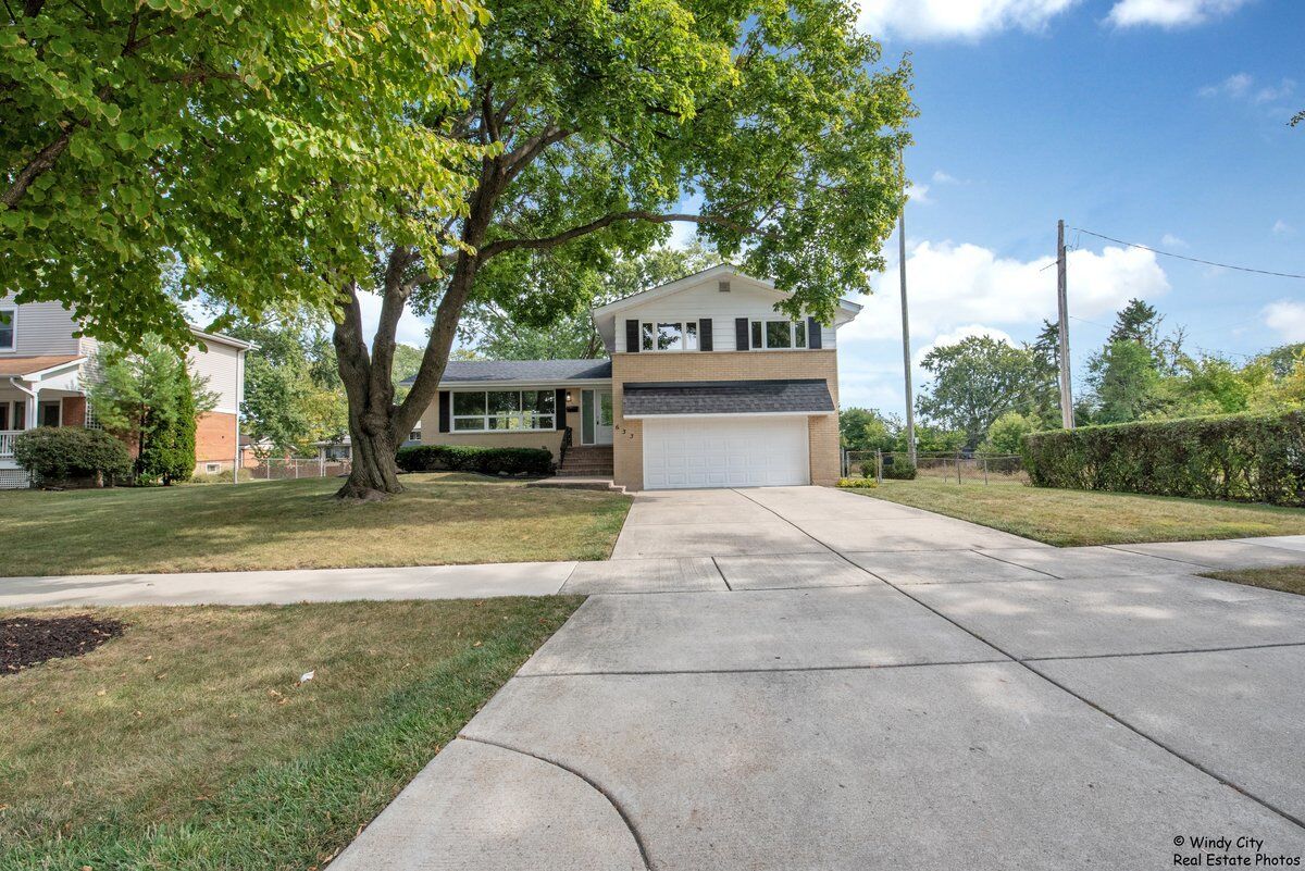 Property Photo: 633 S George Street IL 60056