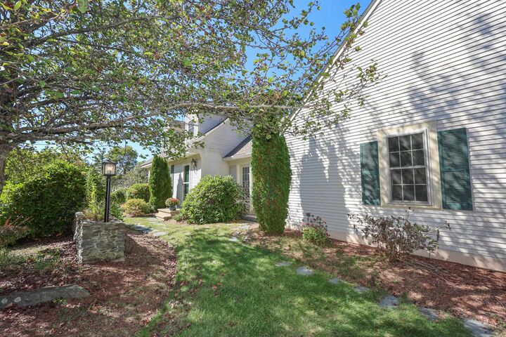 Property Photo:  4 Tamworth Place  NH 03063 