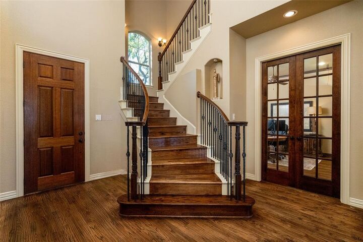 Property Photo:  201 N Oakvista Court  TX 76008 