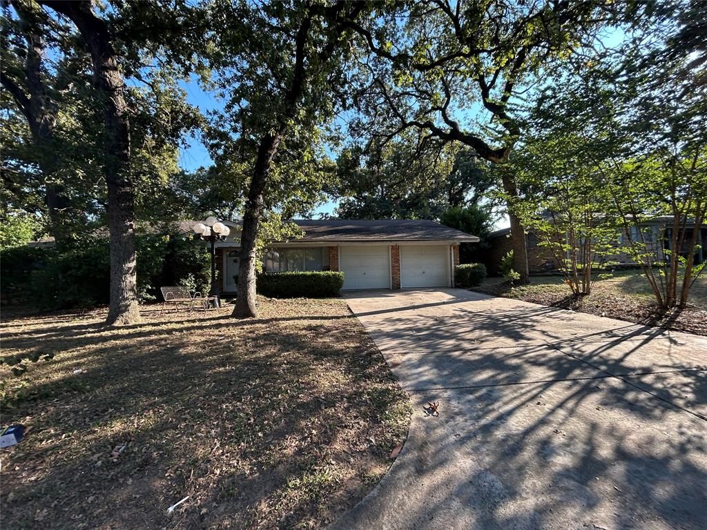 Property Photo: 617 Forest Lane TX 76053