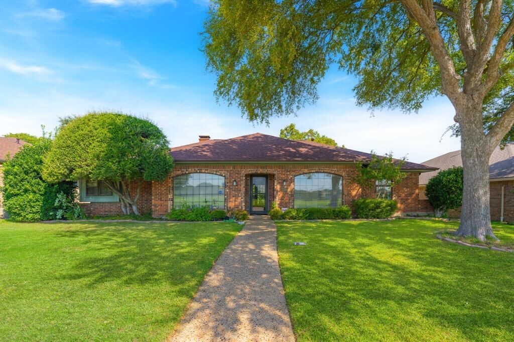 Property Photo: 2709 N Spring Drive TX 75082