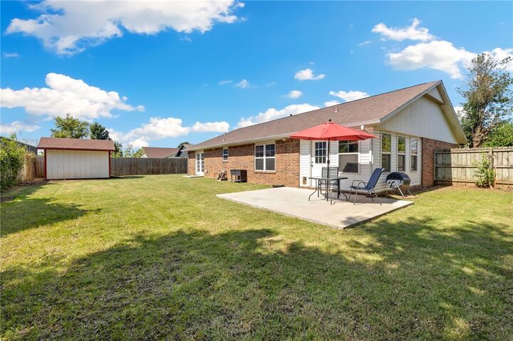 Property Photo:  906 W Geneva  AR 72758 