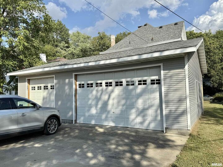 Property Photo: 220 S Orange Street IL 62644