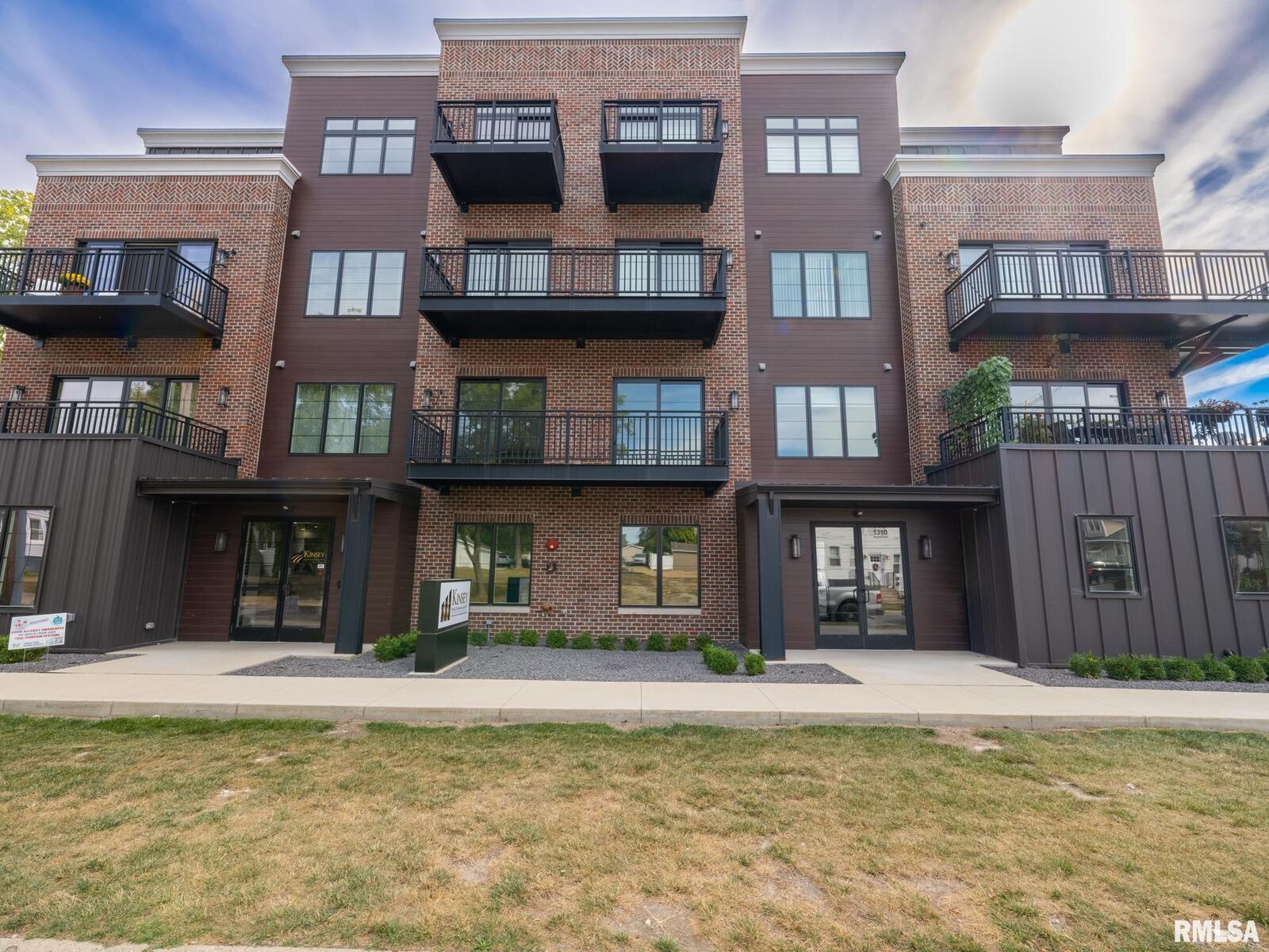 Property Photo:  1310 E Samuel Avenue 3-F  IL 61616 