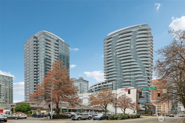 Property Photo:  838  Avenue Square  NE 1402  WA 98004 
