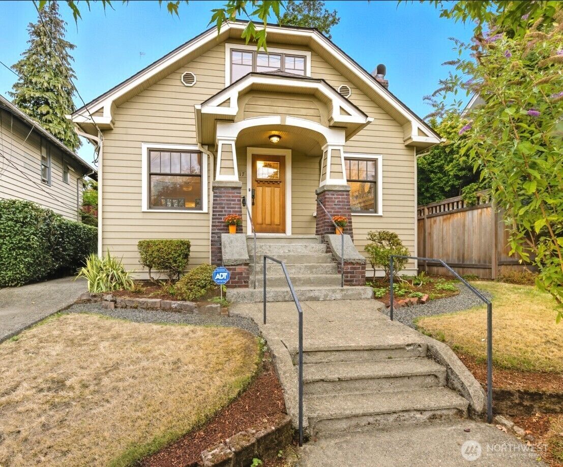 Property Photo:  4417  Thackeray Place NE  WA 98105 