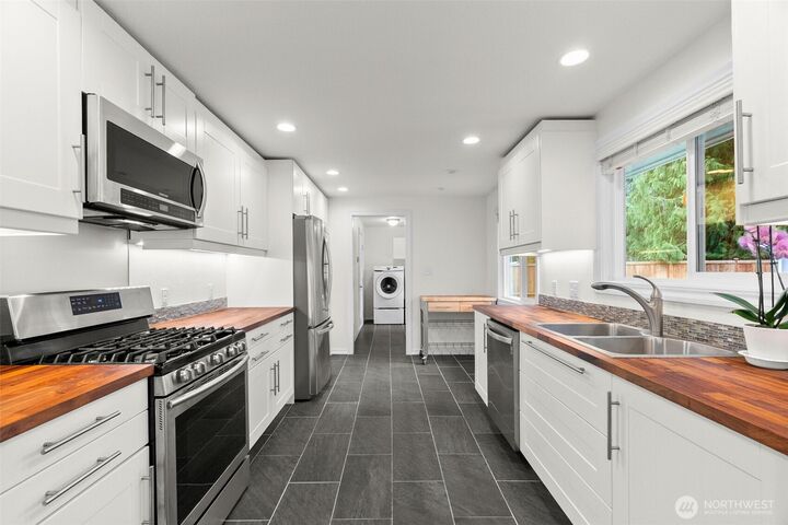 Property Photo:  5004  Brentwood Drive SE  WA 98503 