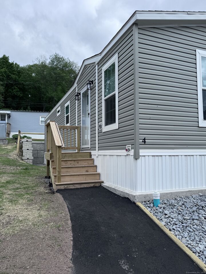 Property Photo: 4 North Terrace CT 06066