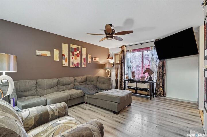 Property Photo:  802 K Avenue N 3  SK S7L 2N1 