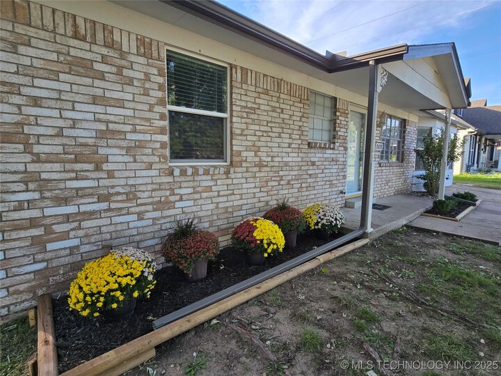 Property Photo:  1410 N Dogwood Street  OK 74055 