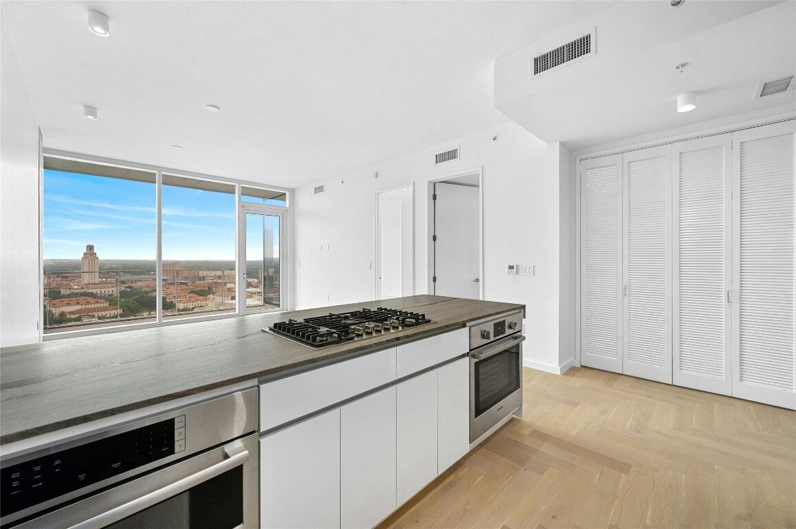 Property Photo: 313 W 17th Street 1702 TX 78701
