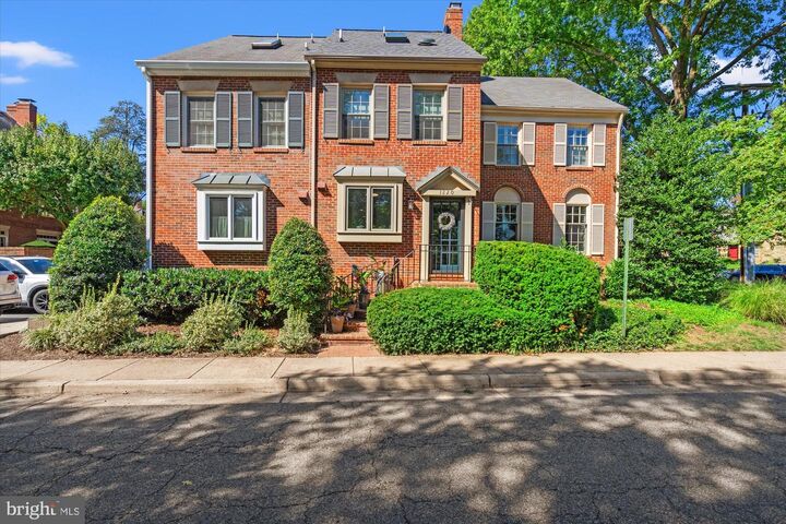 Property Photo:  1220 W Abingdon Drive W  VA 22314 