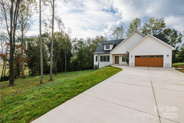 Property Photo: 27 Baxter Woods Lane NC 28715