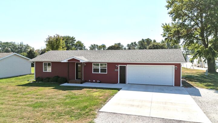 Property Photo:  580 Lyon Street  IA 50130 
