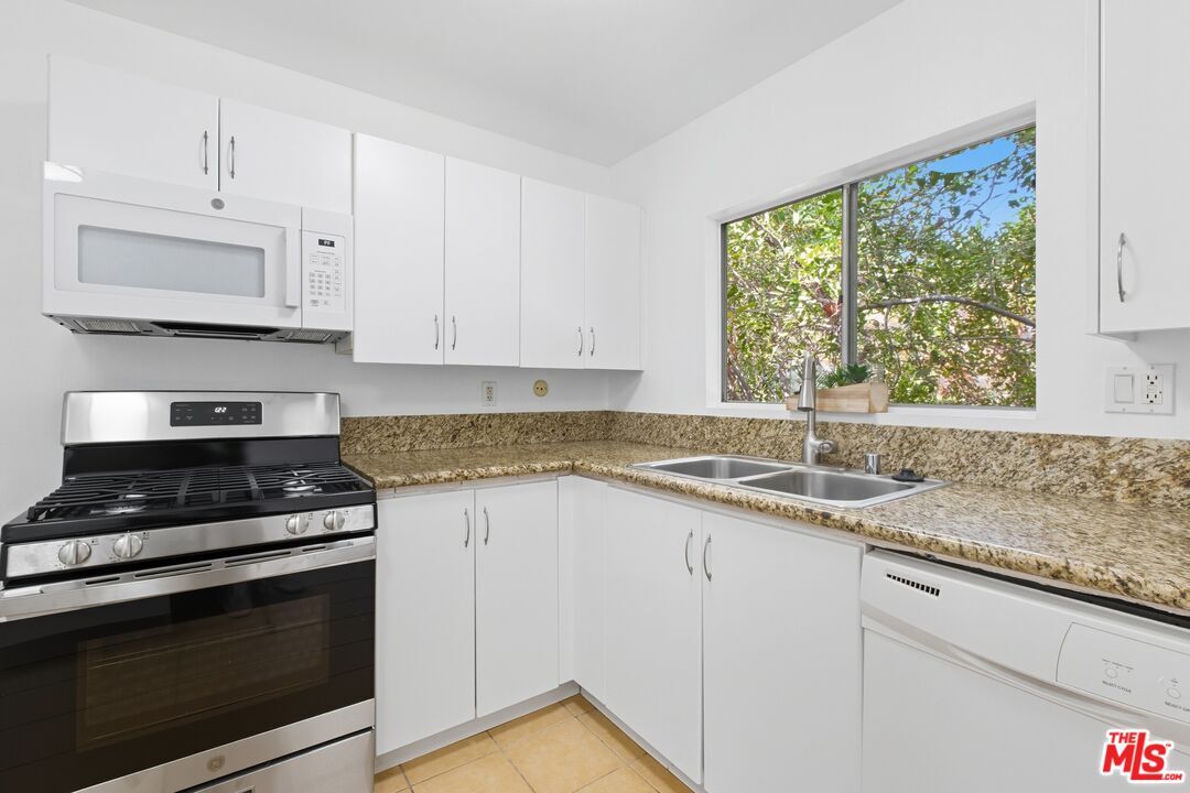 Property Photo: 18350 Hatteras St CA 91356