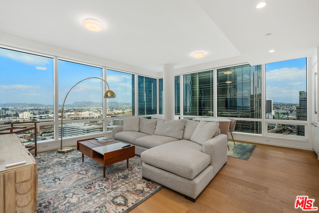 Property Photo:  877 Francisco St  CA 90017 