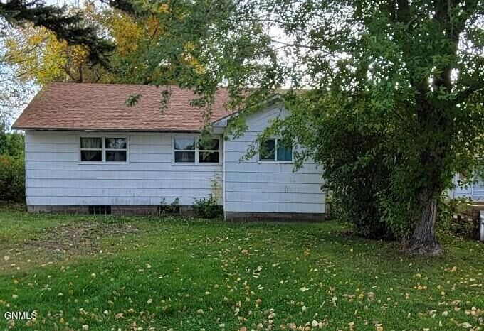 Property Photo:  418 3rd Avenue E  ND 58442 
