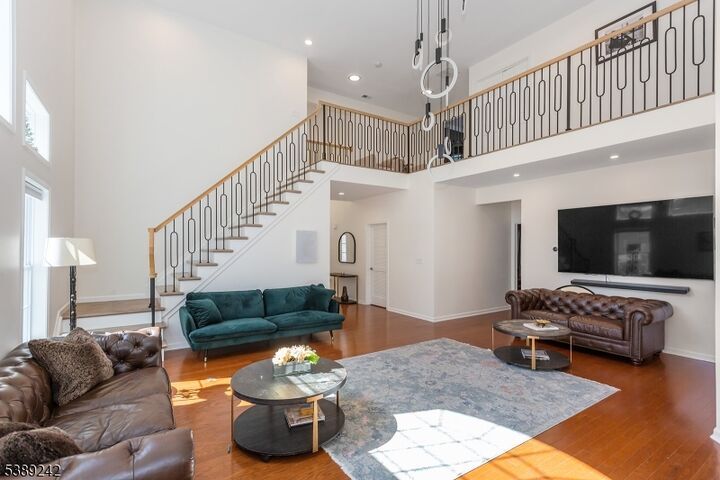 Property Photo:  24 Bluffs Ct  NJ 07419 