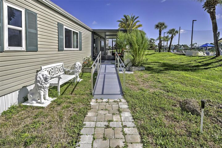 Property Photo: 2100 Kings Highway 885 FL 33980