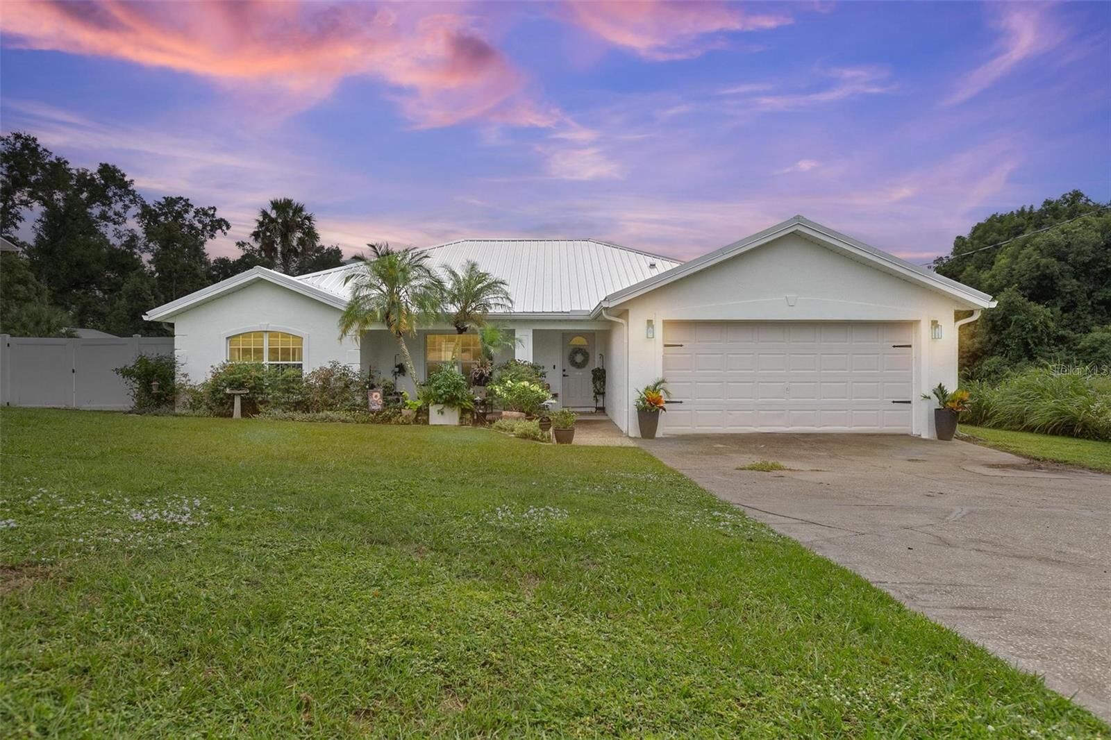 Property Photo: 528 Compton Court FL 32724