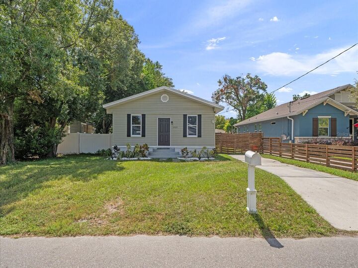 Property Photo: 1009 E Curtis Street FL 33603