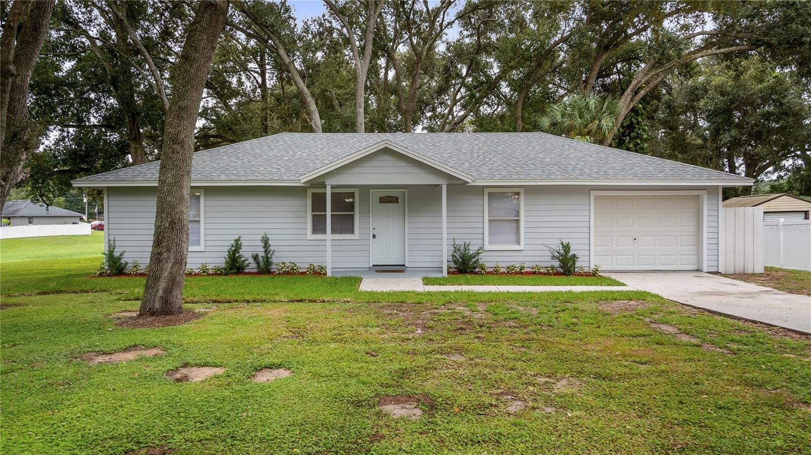 Property Photo:  114 W Osceola Court  FL 34715 