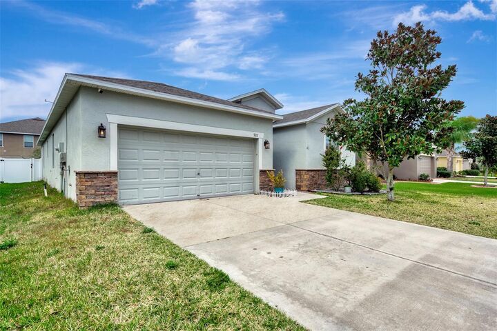 Property Photo:  928 Meadow Glade Drive  FL 33570 