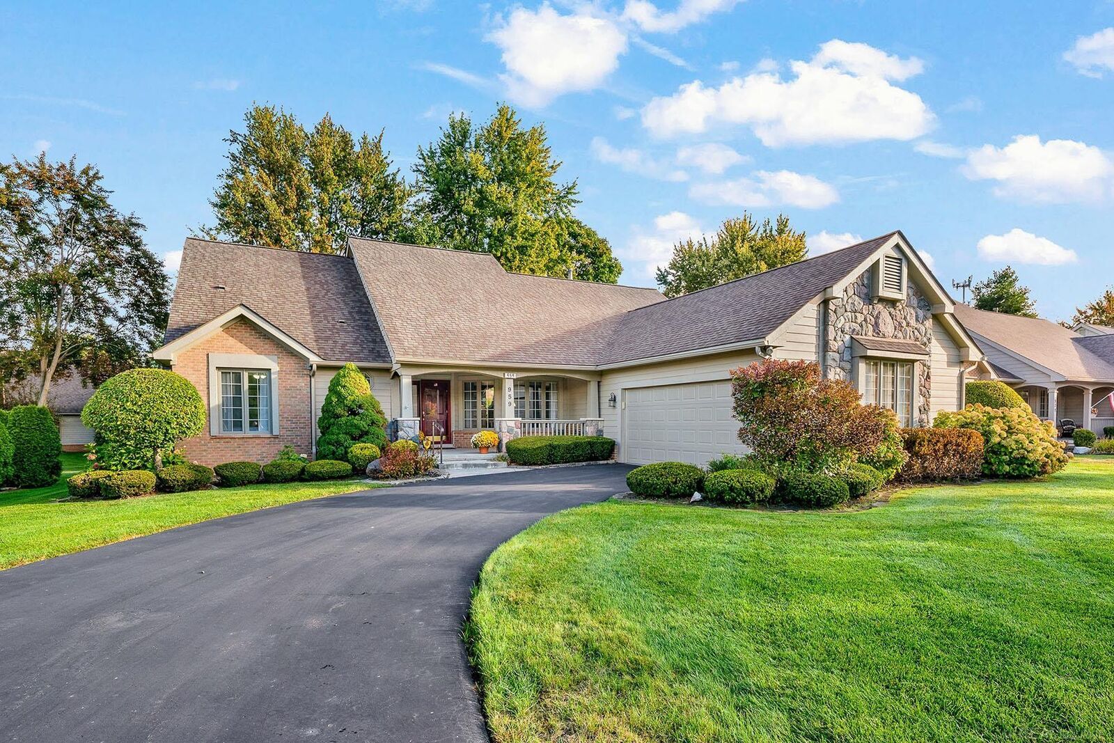 Property Photo:  959 Pine Trail Drive  MI 48307 