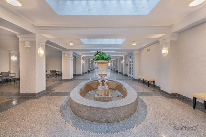 Property Photo: 4240 N Clarendon Avenue 200S IL 60613