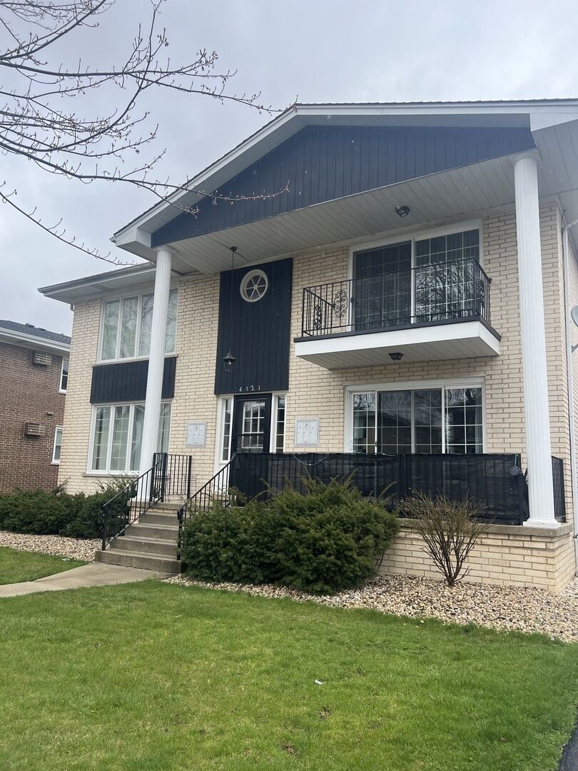 Property Photo: 4521 Maple Avenue 2S IL 60513