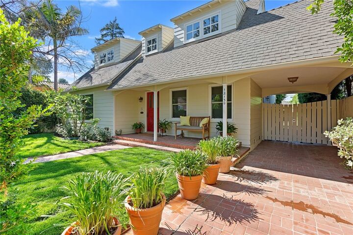 Property Photo:  12139 Hollyglen Place  CA 91604 