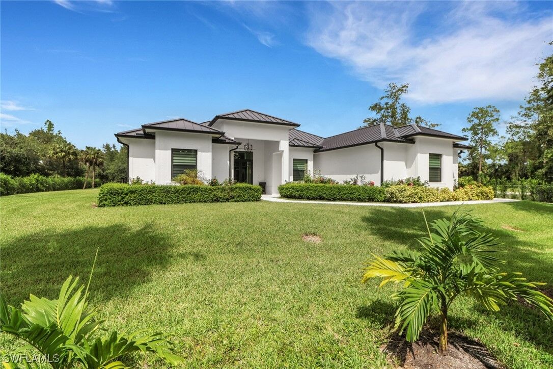 Property Photo: 2419 6th Avenue SE FL 34117