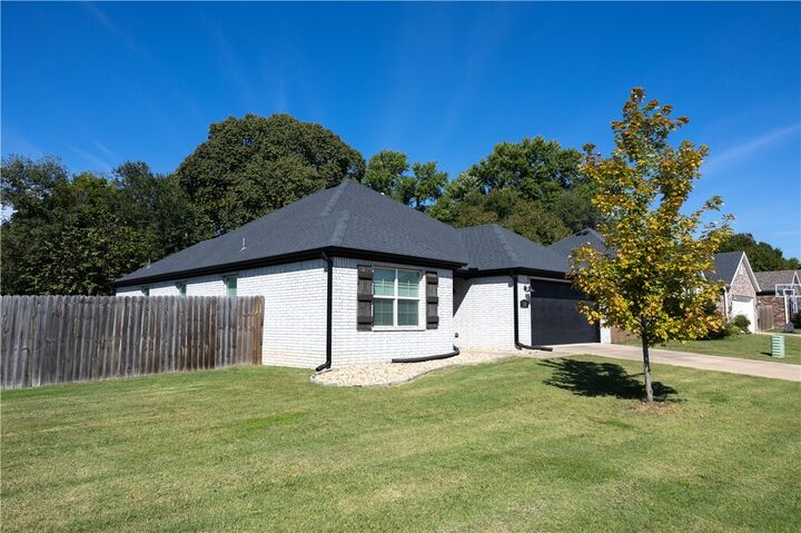 Property Photo:  1121 N Pershing Street  AR 72704 