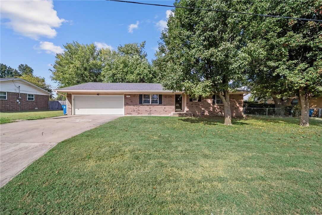 Property Photo:  2401 SE 16th Street  AR 72712 