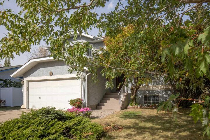 Property Photo:  61 Pickwick Lane  AB T4L 1T5 