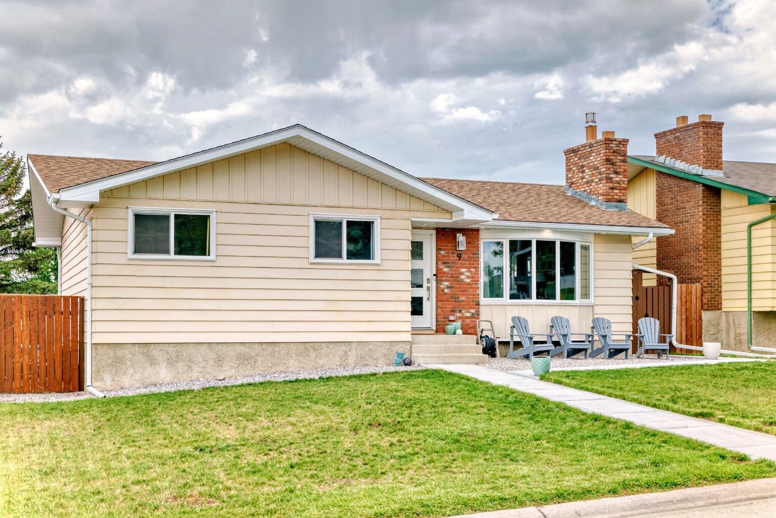 Property Photo: 9 Carolina Drive AB T4C 1C2