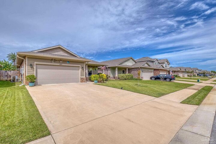 Property Photo: 1847 Medlin Ct FL 32566