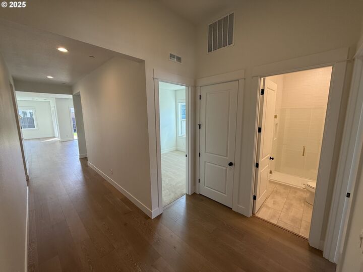 Property Photo: 5026 N Benton Dr WA 98607