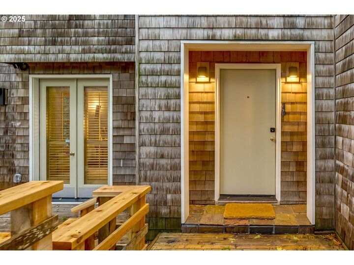 Property Photo:  5721 SW Salmon St  OR 97221 