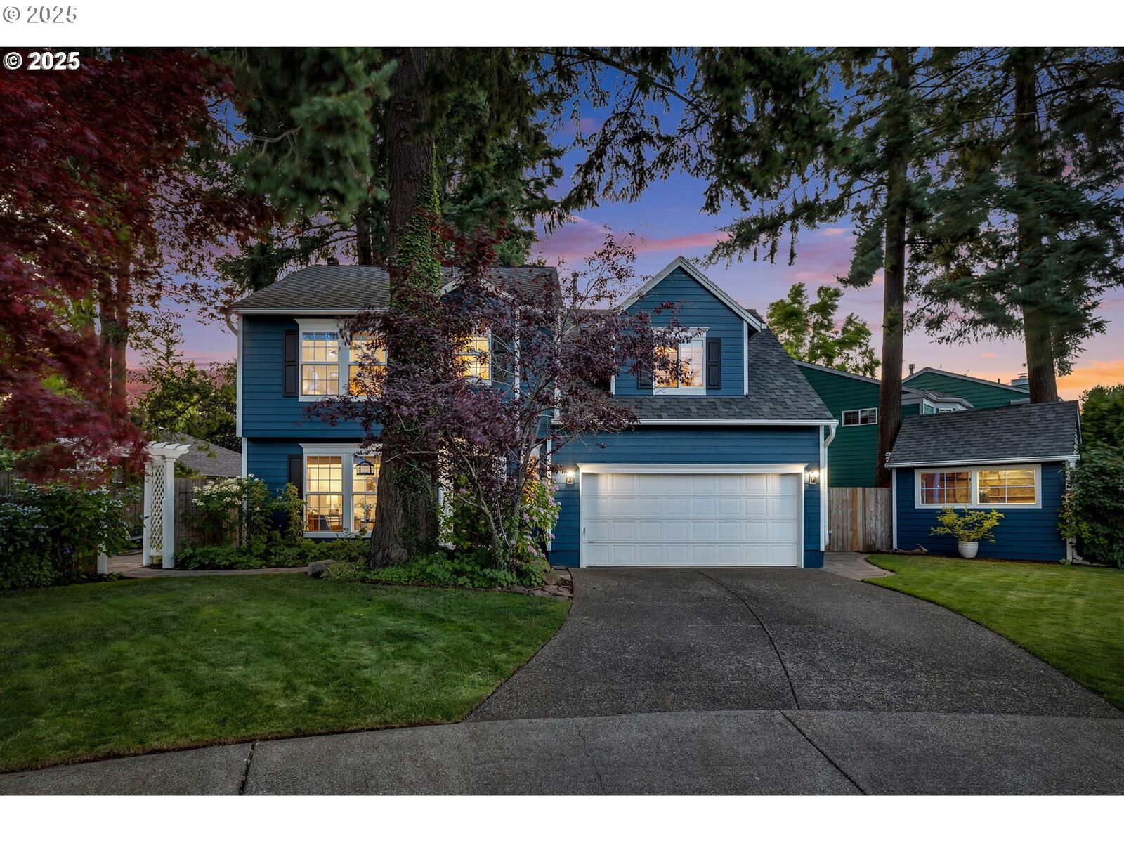 Property Photo:  241 NW Scott St  OR 97124 