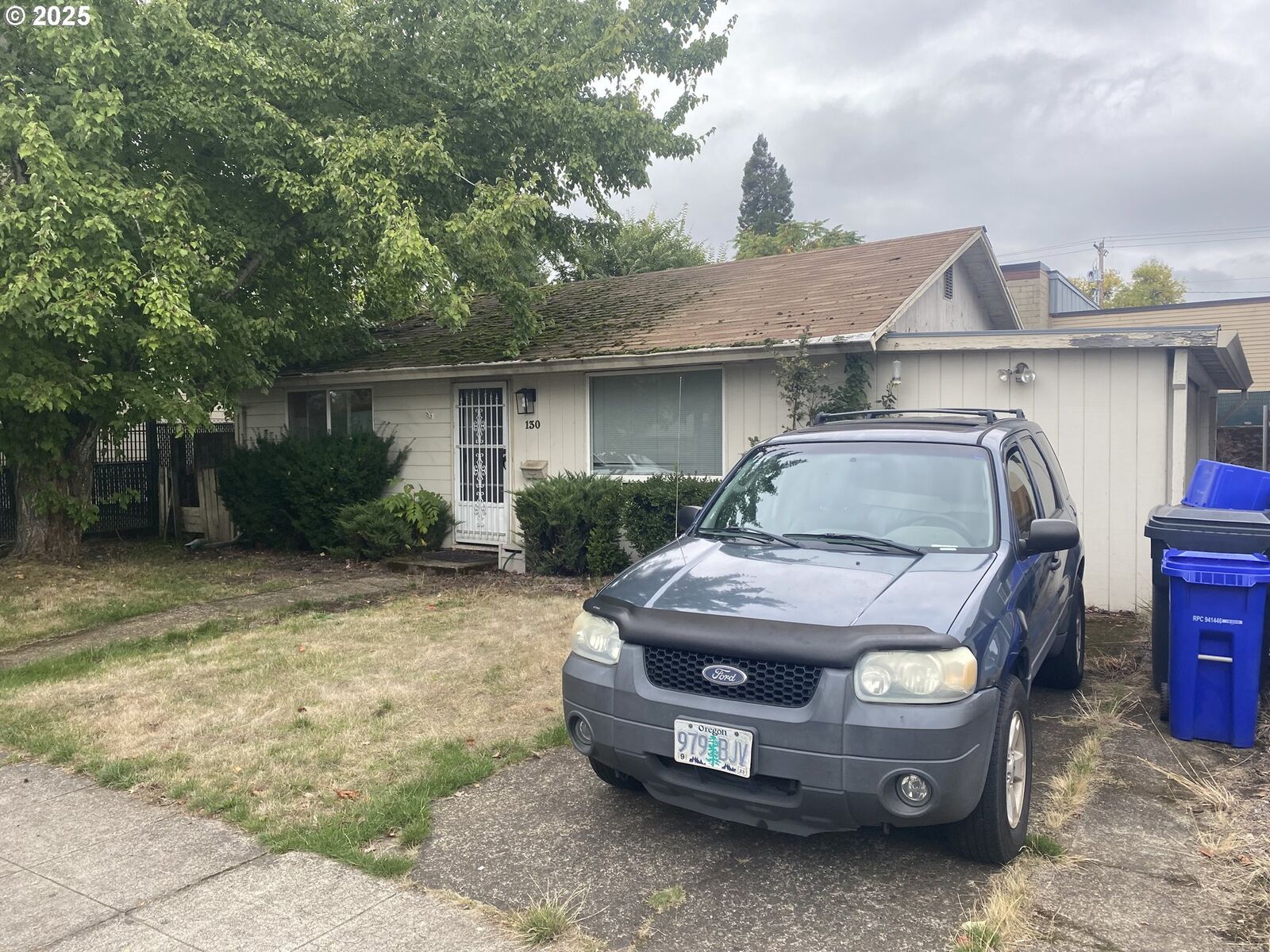 Property Photo:  130 E Gloucester St  OR 97027 