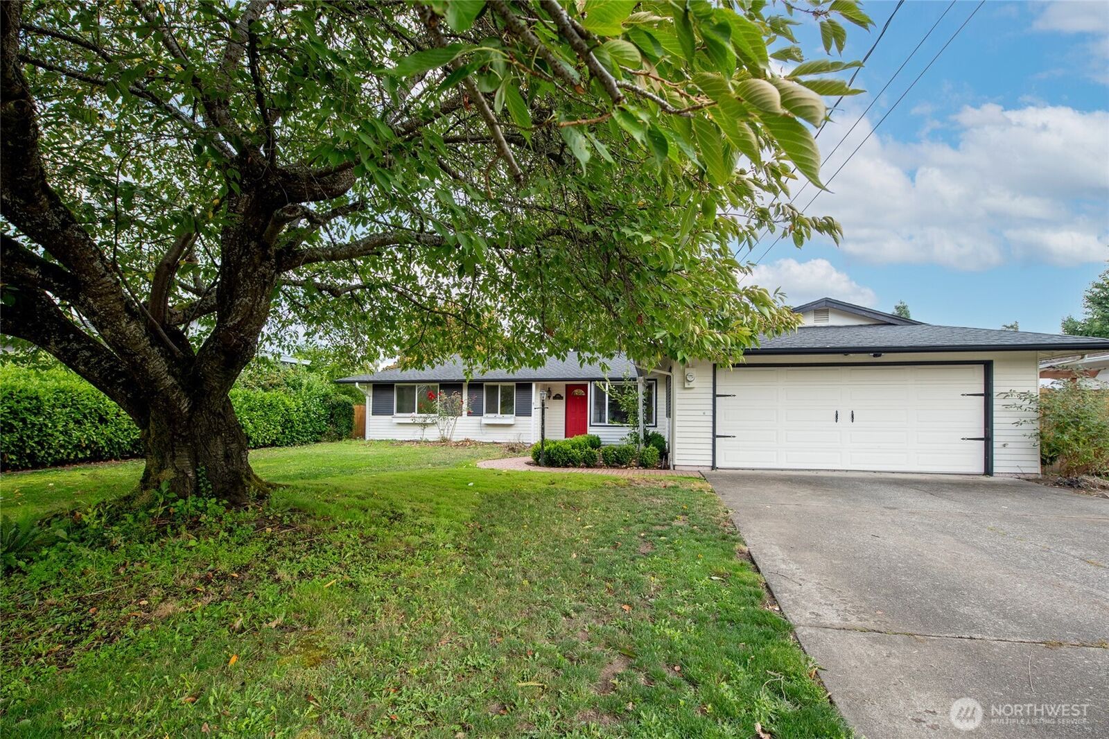 Property Photo:  1919  Clovercrest Street  WA 98022 