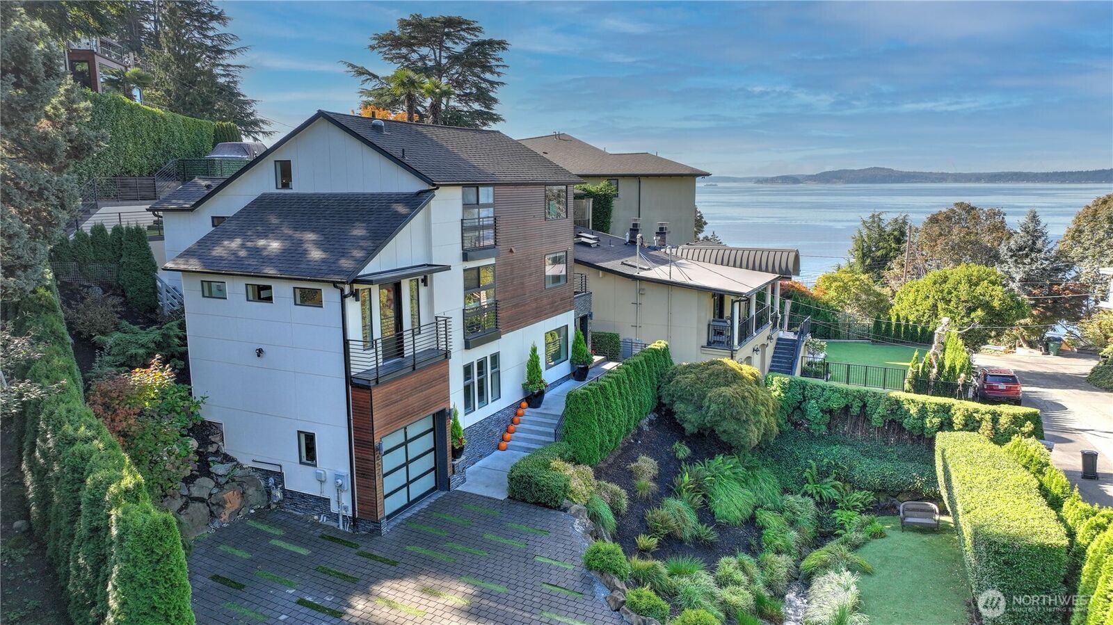 Property Photo:  4527 W Raye Street  WA 98199 