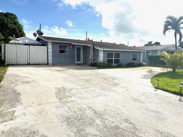 Property Photo: 520 NW 13th Avenue FL 33435